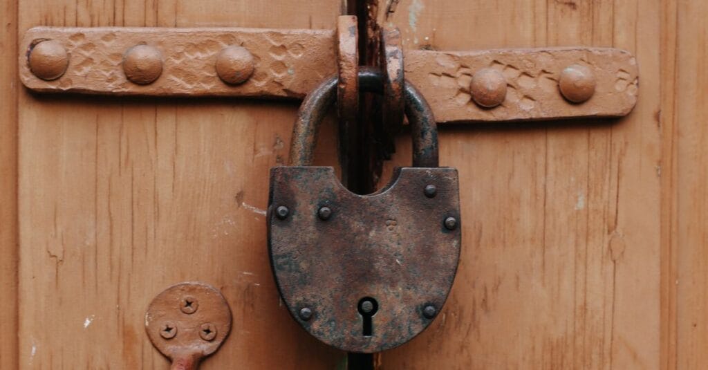 3 signs replace door lock